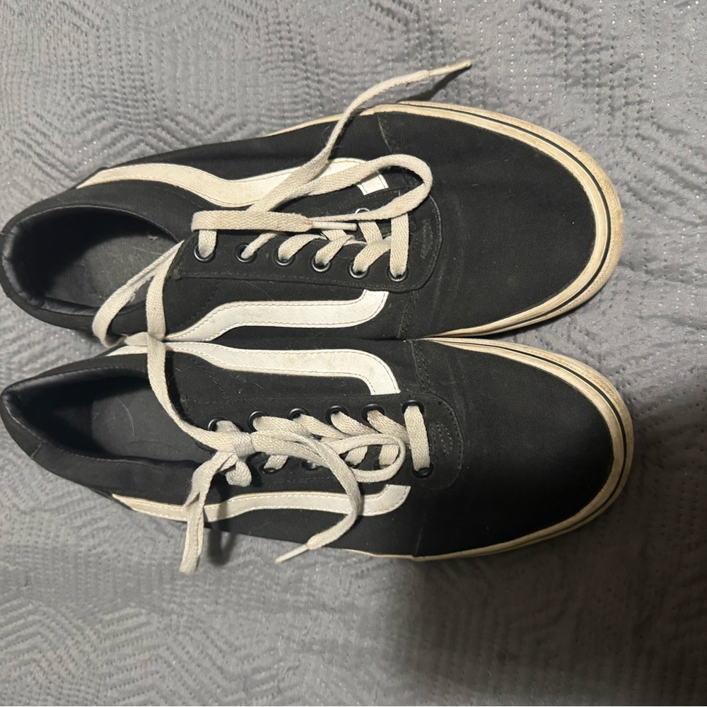 Black and White old school vans women’s 9
